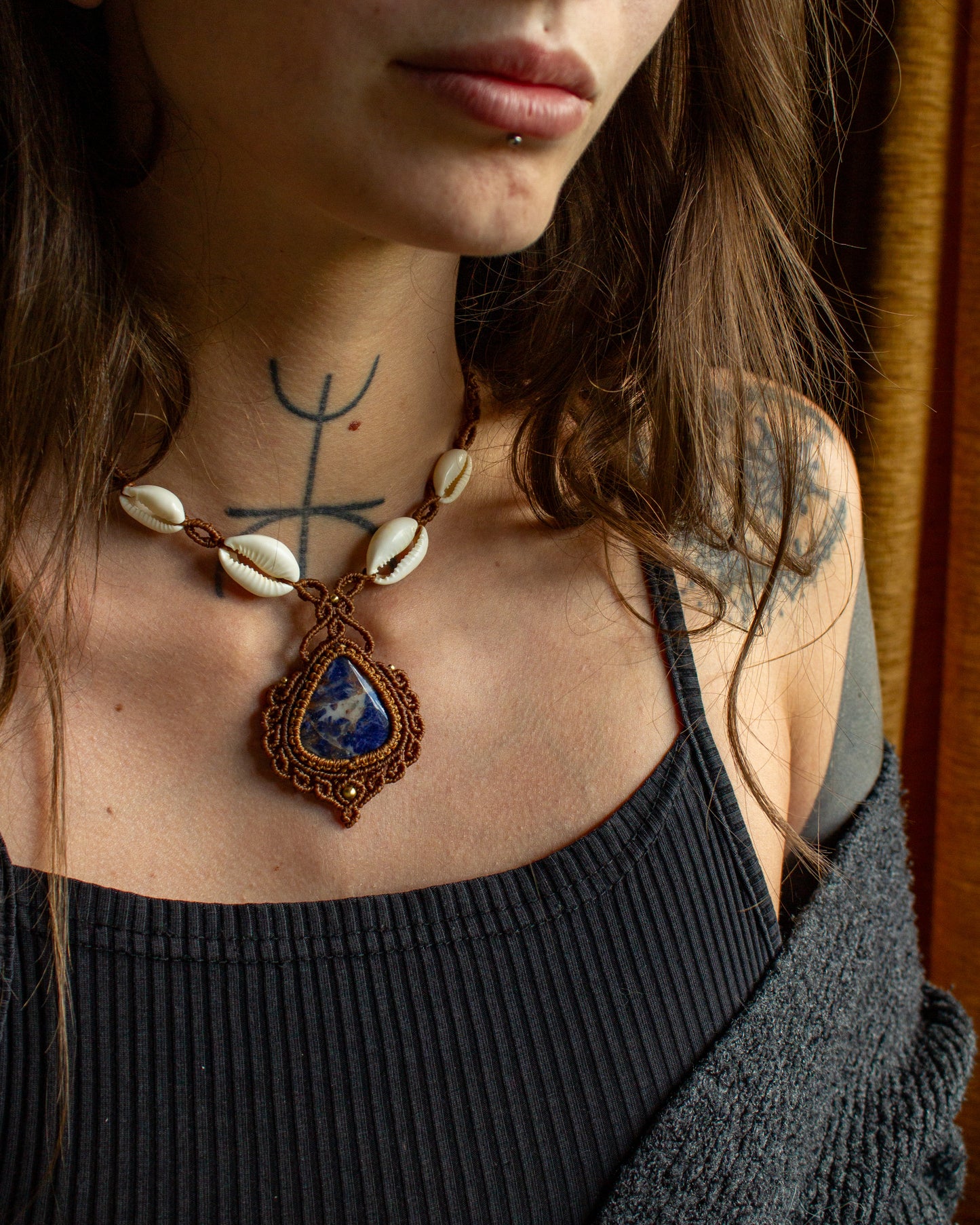 Sodalite & cowrie shells macrame necklace