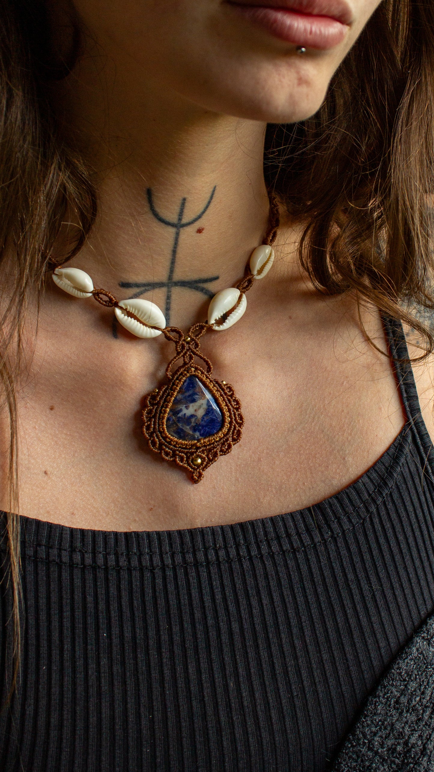 Sodalite & cowrie shells macrame necklace