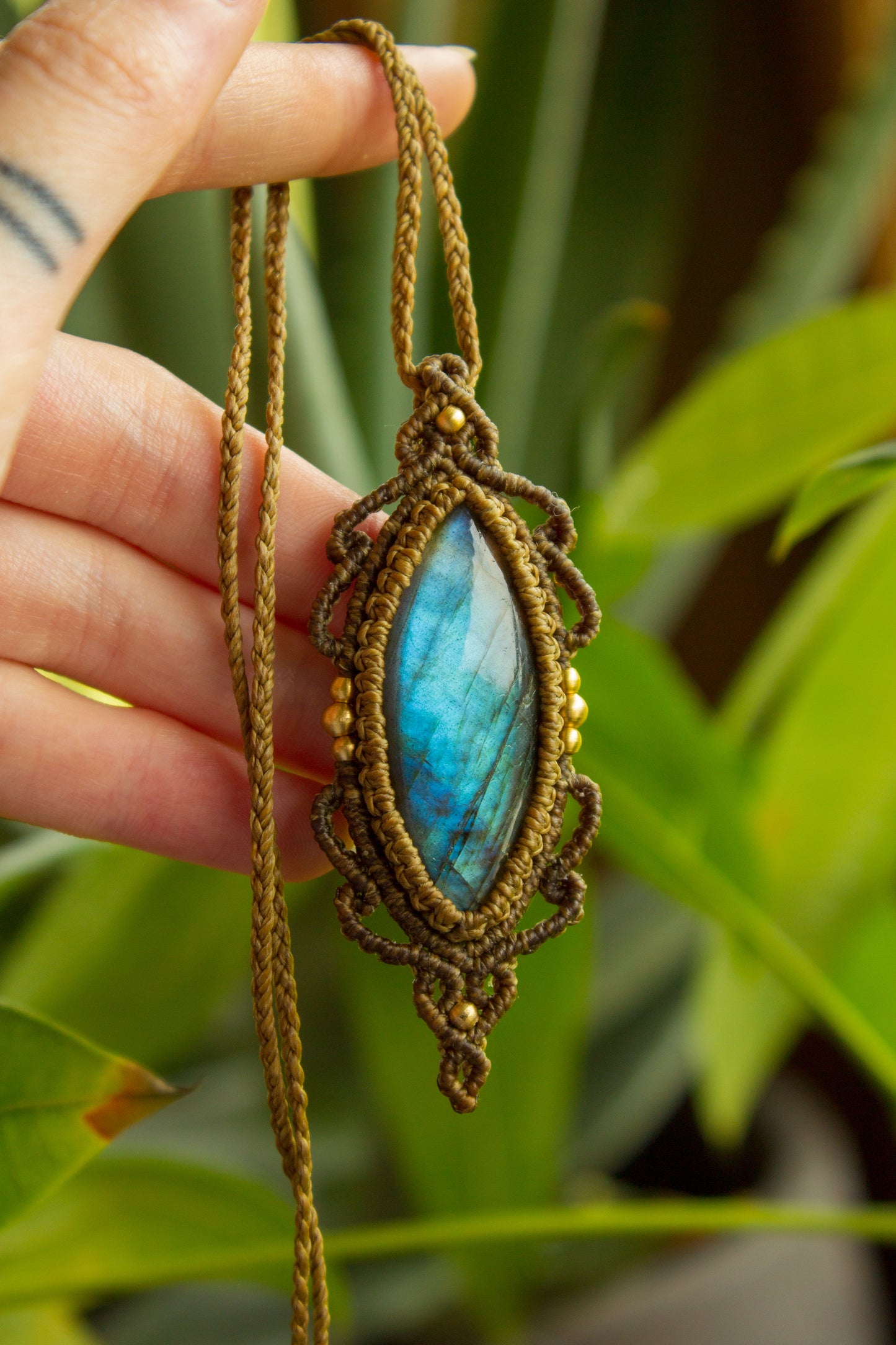 Caracas • Labradorite macrame necklace