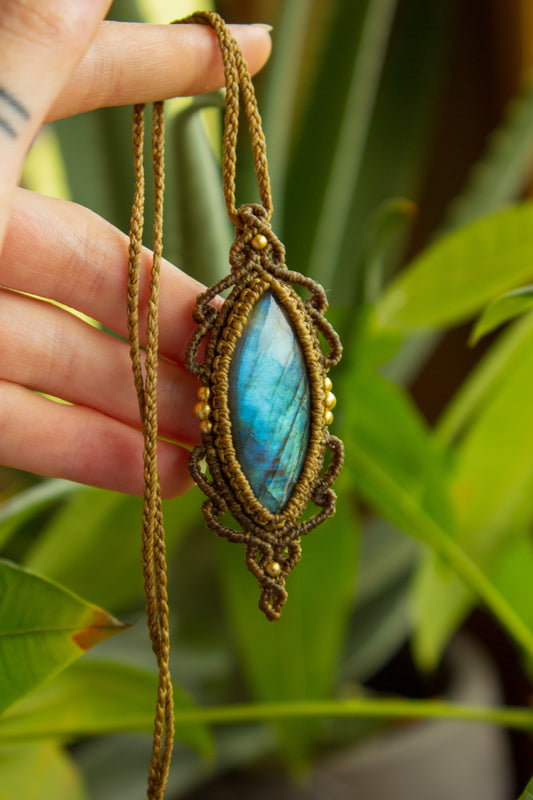 Caracas • Labradorite macrame necklace