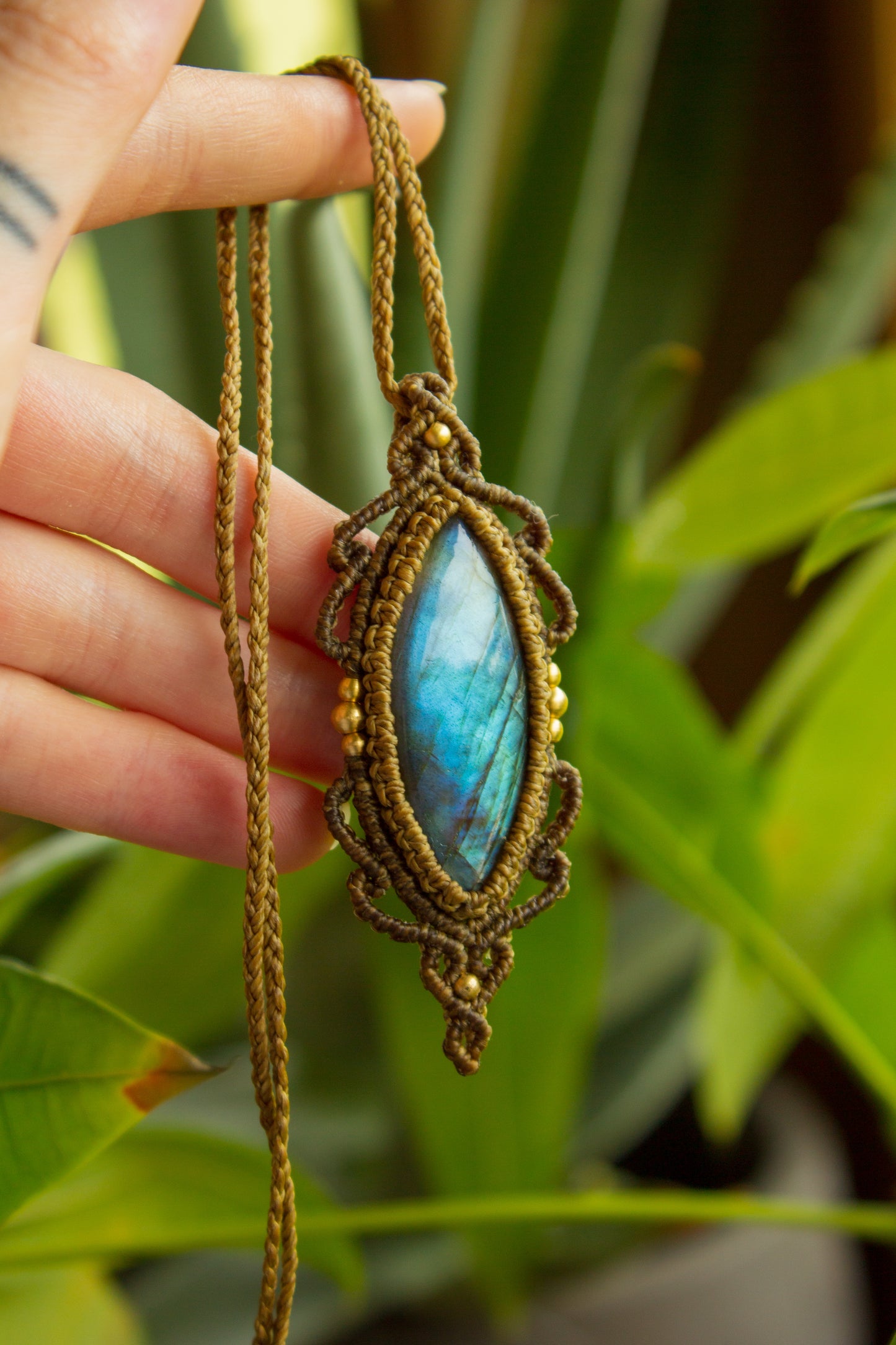 Caracas • Labradorite macrame necklace