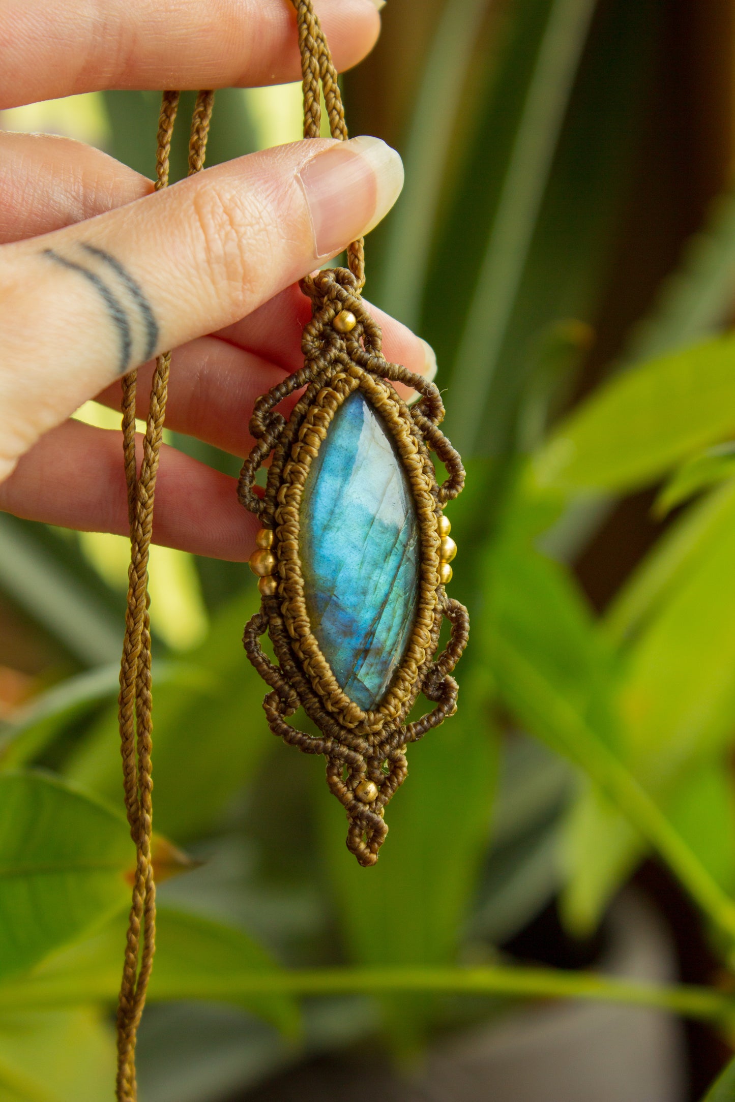 Caracas • Labradorite macrame necklace