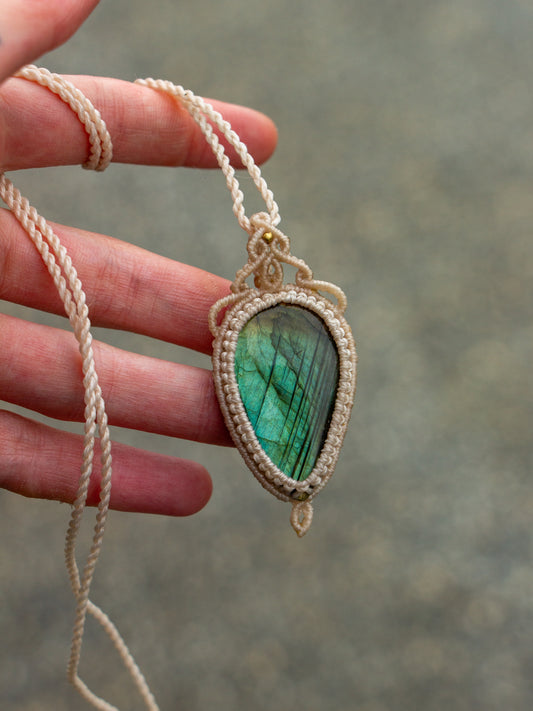 ~ affordables ~ Labradorite macrame necklace