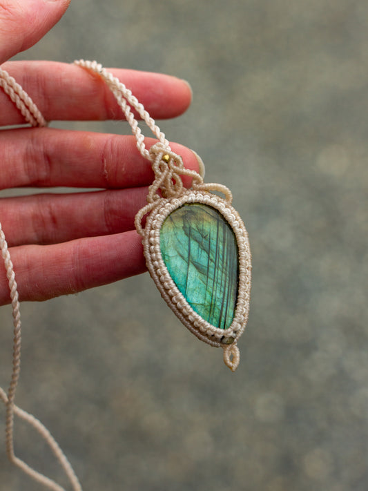 ~ affordables ~ Labradorite macrame necklace