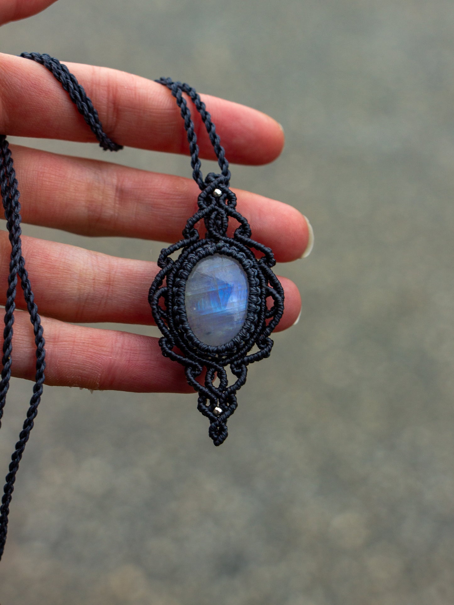 ~ affordables ~ Rainbow Moonstone macrame necklace