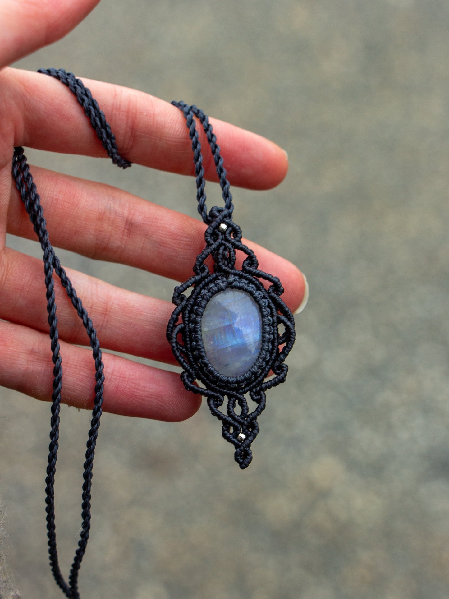 ~ affordables ~ Rainbow Moonstone macrame necklace