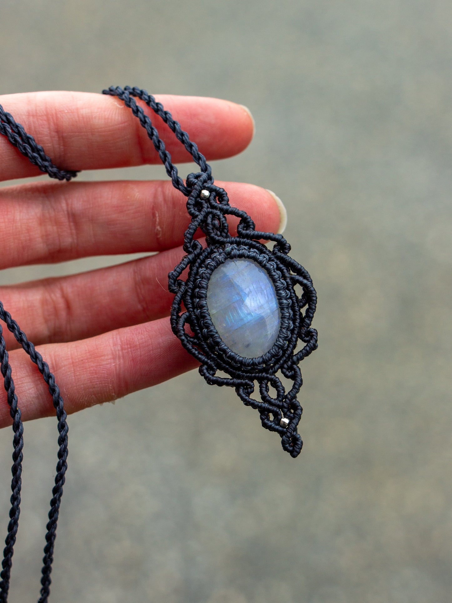 ~ affordables ~ Rainbow Moonstone macrame necklace