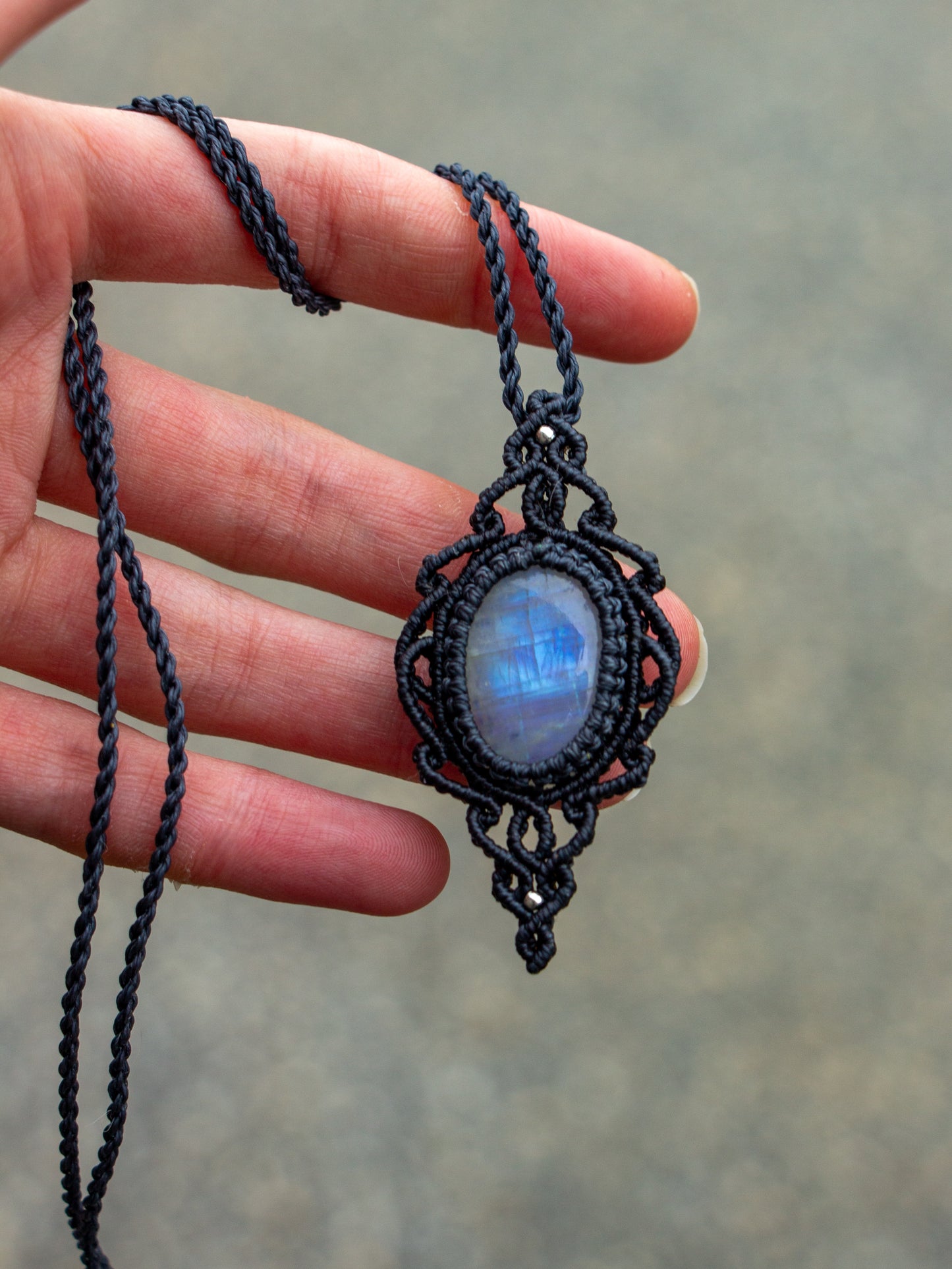 ~ affordables ~ Rainbow Moonstone macrame necklace