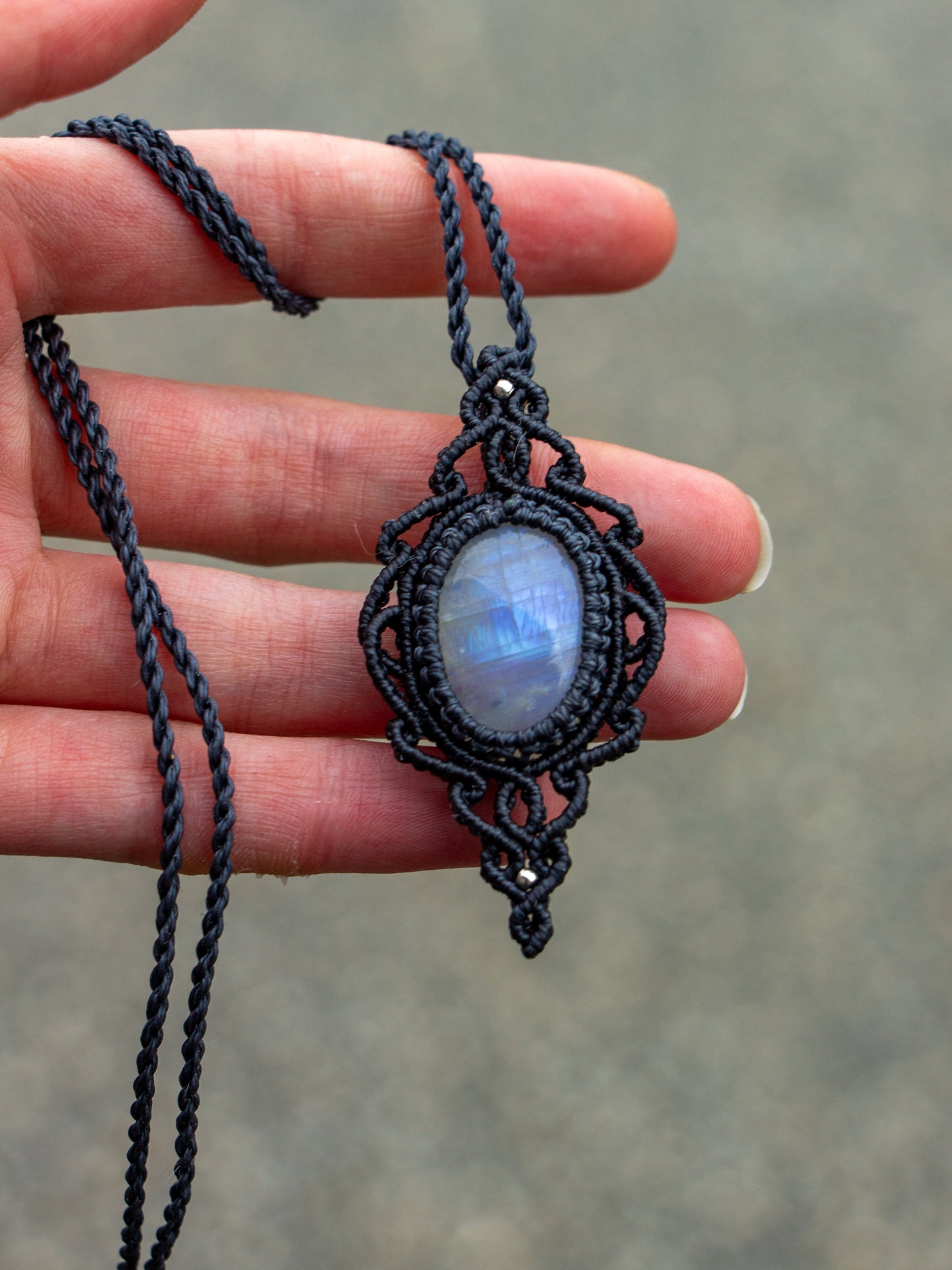 ~ affordables ~ Rainbow Moonstone macrame necklace