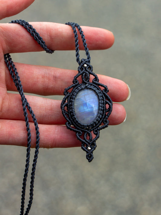 ~ affordables ~ Rainbow Moonstone macrame necklace