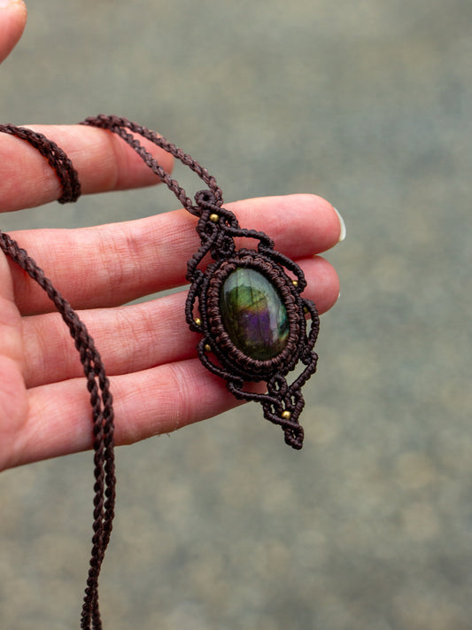 ~ affordables ~ Labradorite macrame necklace