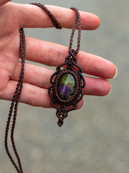 ~ affordables ~ Labradorite macrame necklace