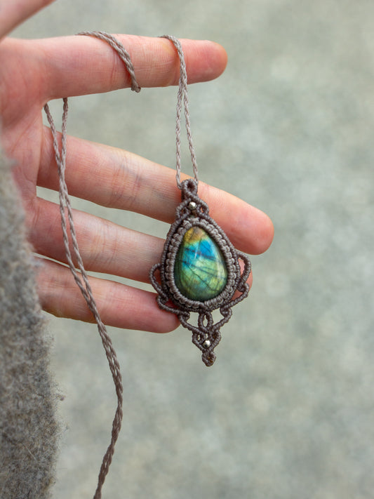 ~ affordables ~ Labradorite macrame necklace