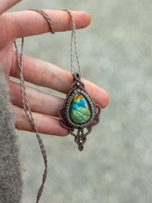 ~ affordables ~ Labradorite macrame necklace