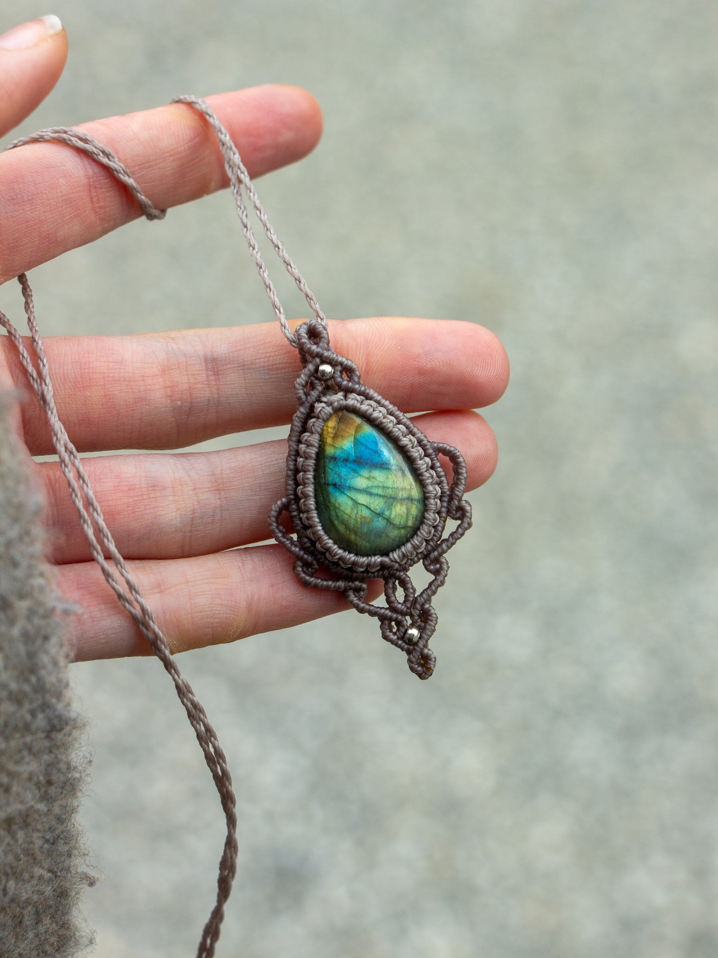 ~ affordables ~ Labradorite macrame necklace