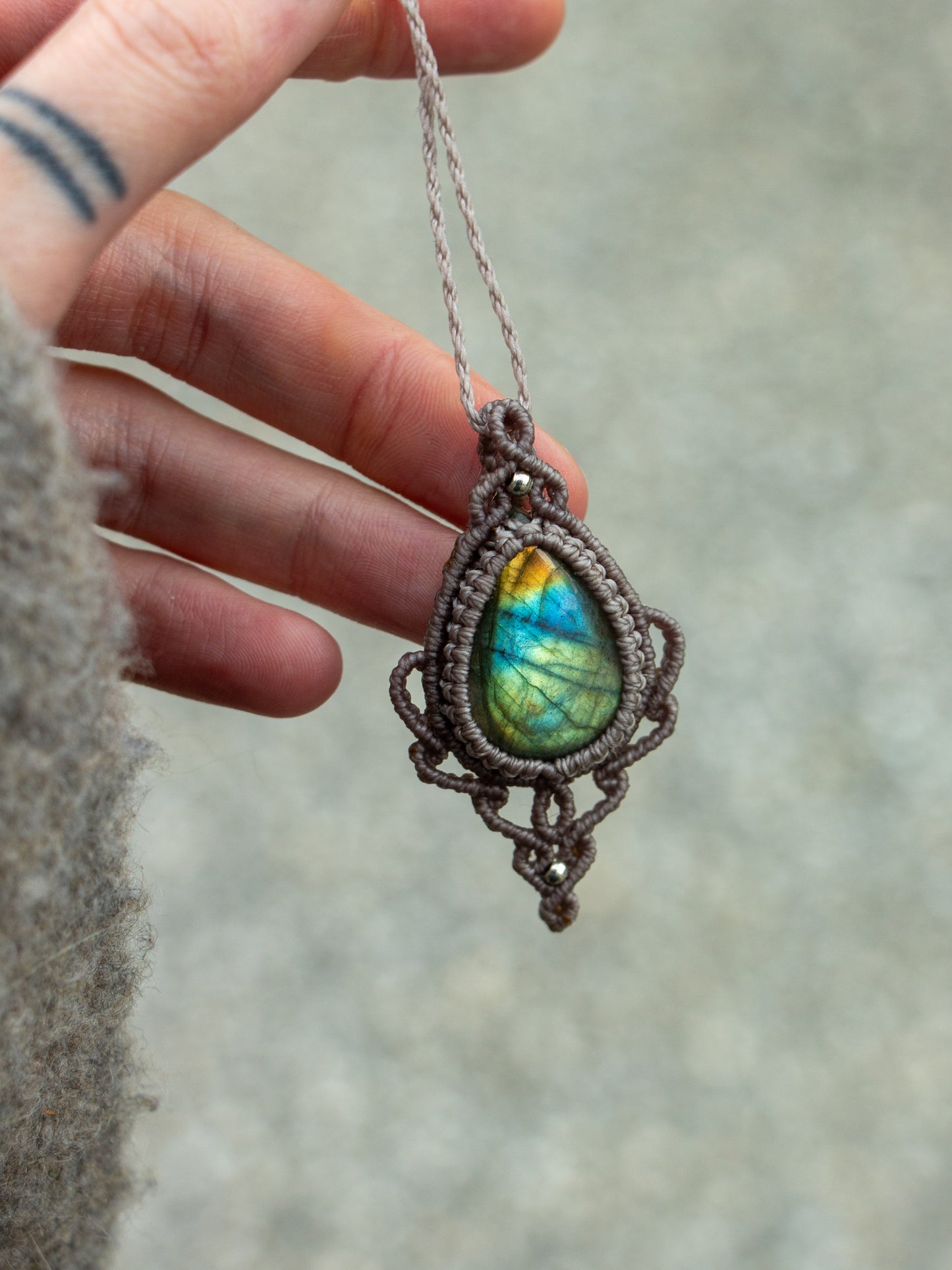 ~ affordables ~ Labradorite macrame necklace