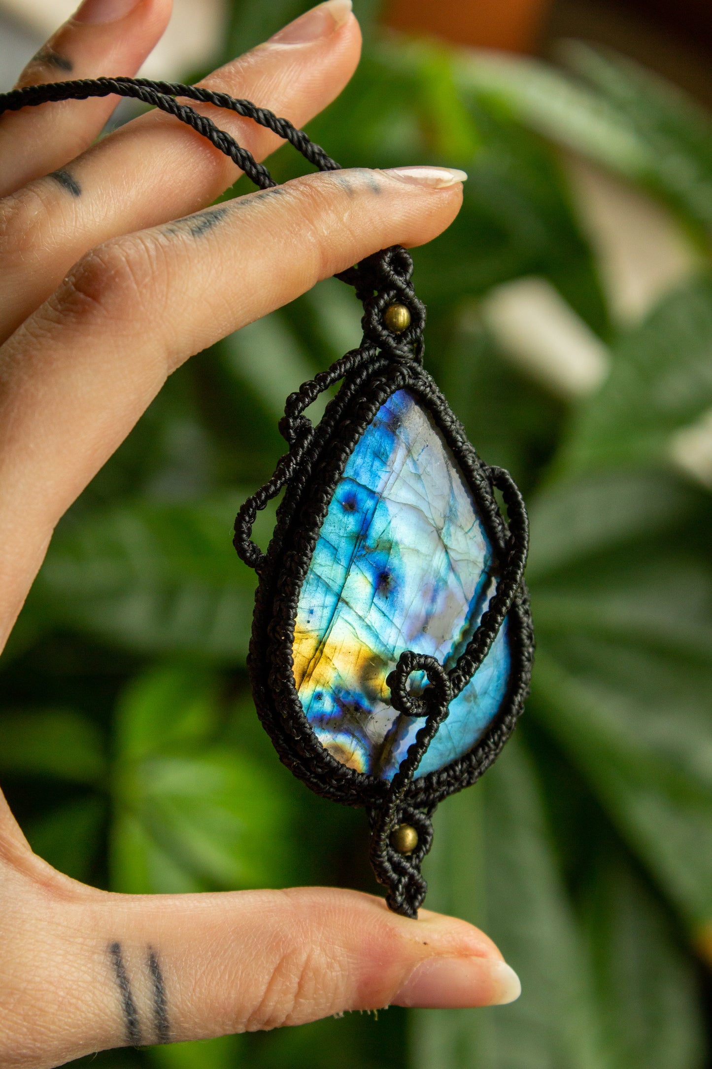 Quinn • Labradorite macrame necklace