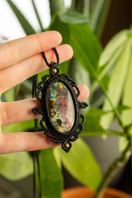 Laura • Purple Labradorite macrame necklace