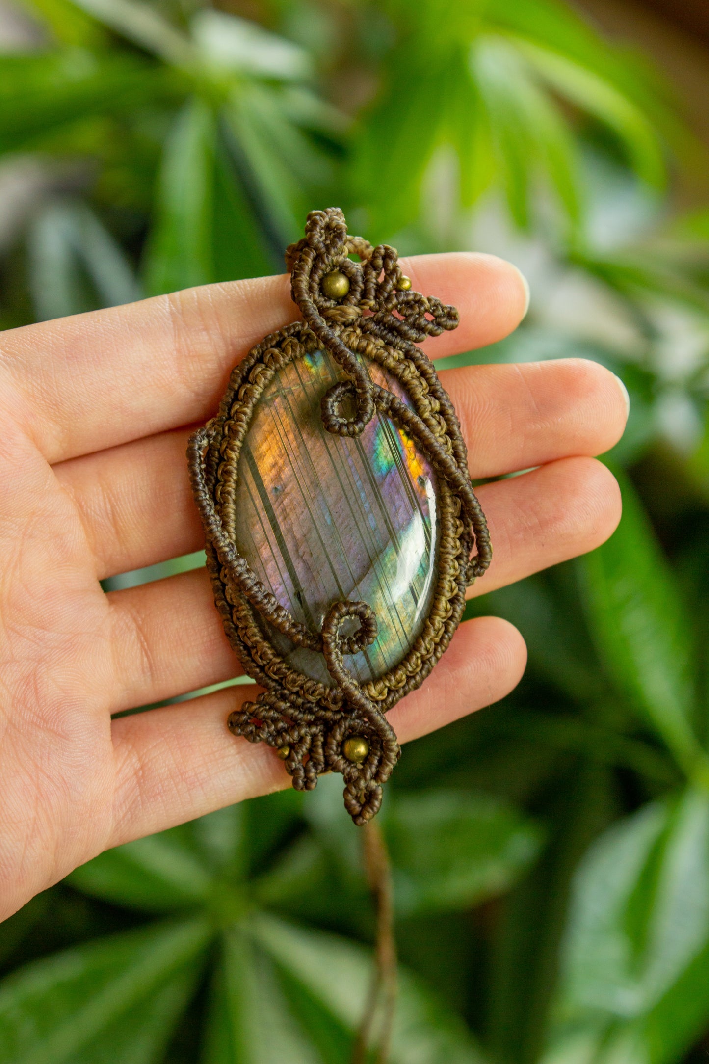 Kamelia • Purple Labradorite macrame necklace