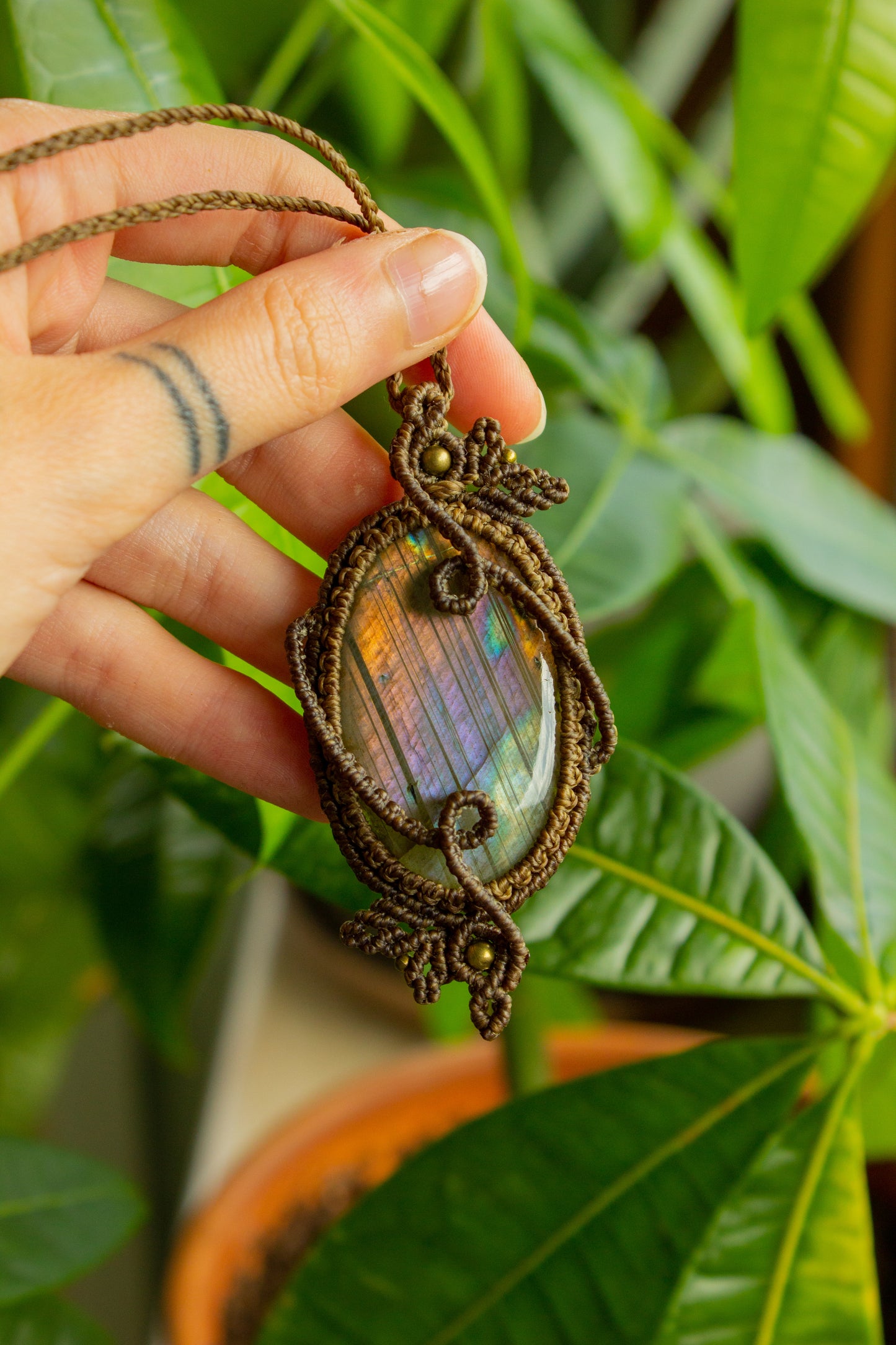 Kamelia • Purple Labradorite macrame necklace