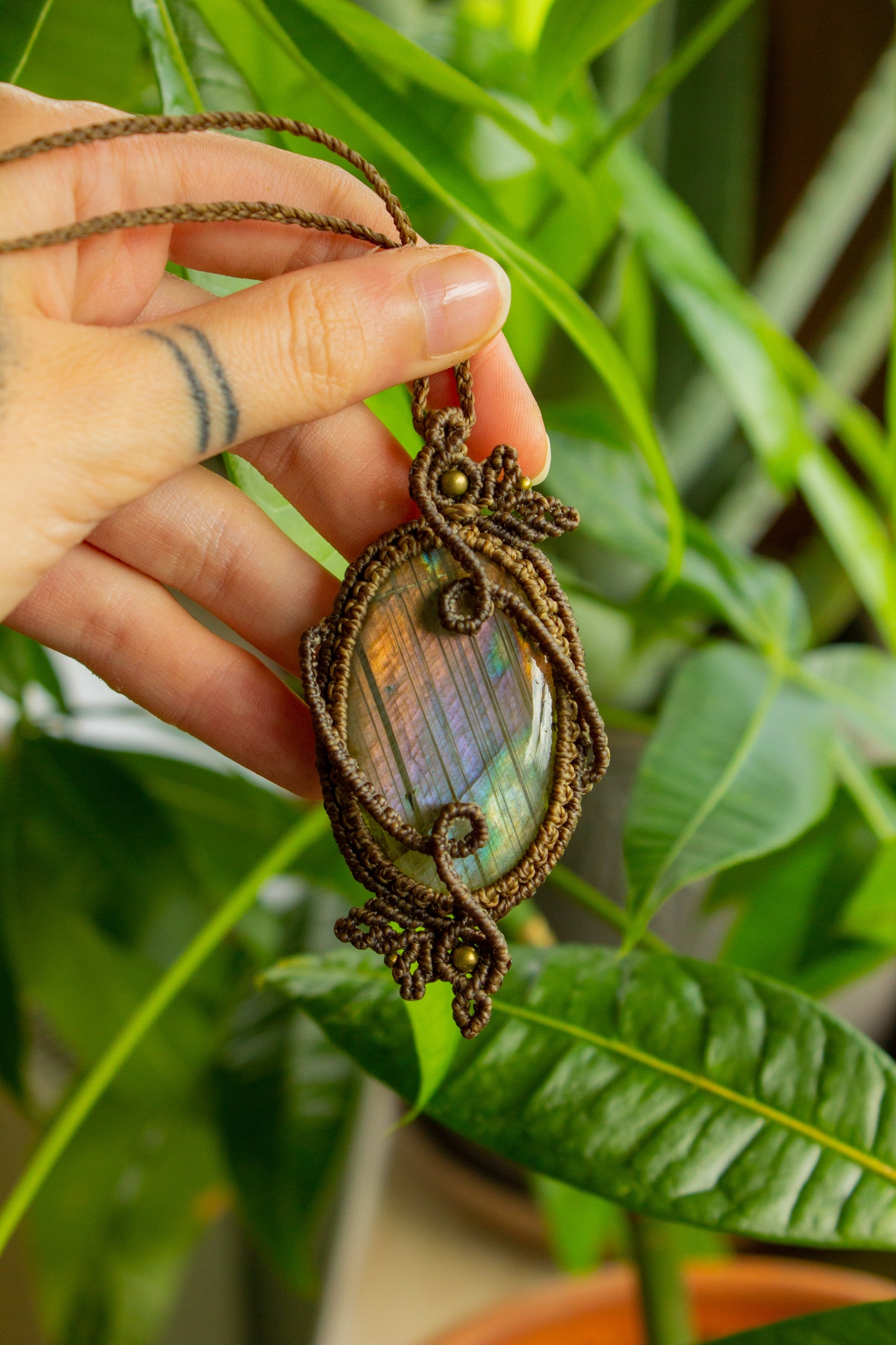Kamelia • Purple Labradorite macrame necklace