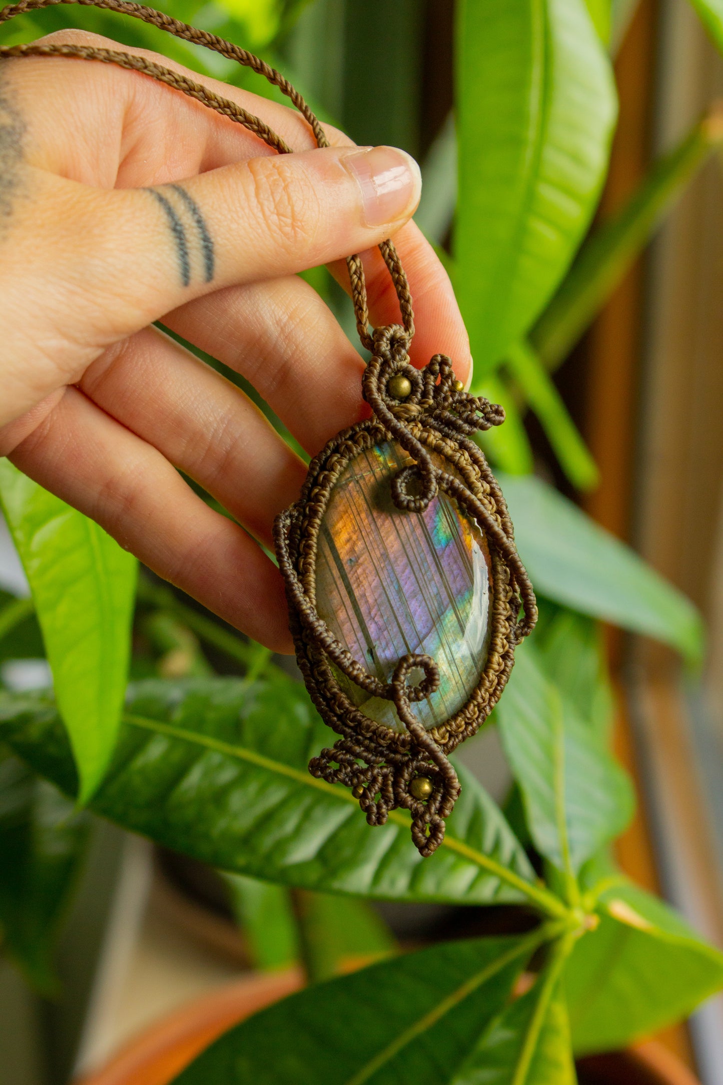 Kamelia • Purple Labradorite macrame necklace