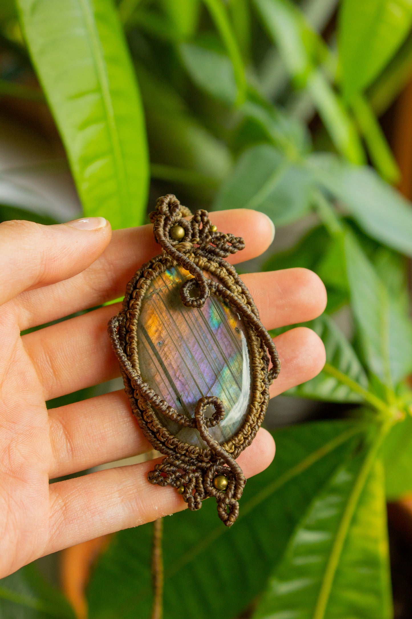Kamelia • Purple Labradorite macrame necklace