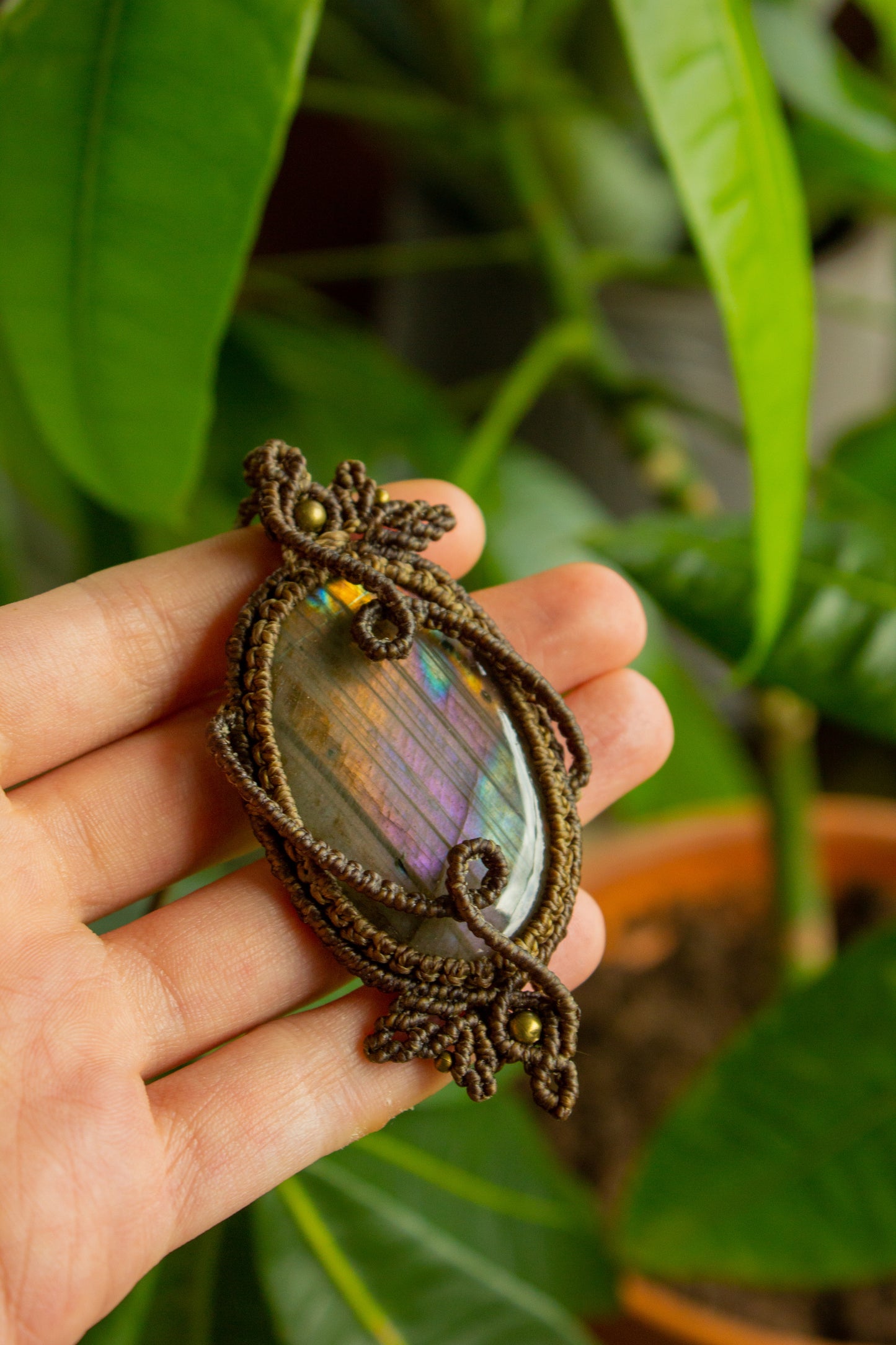 Kamelia • Purple Labradorite macrame necklace