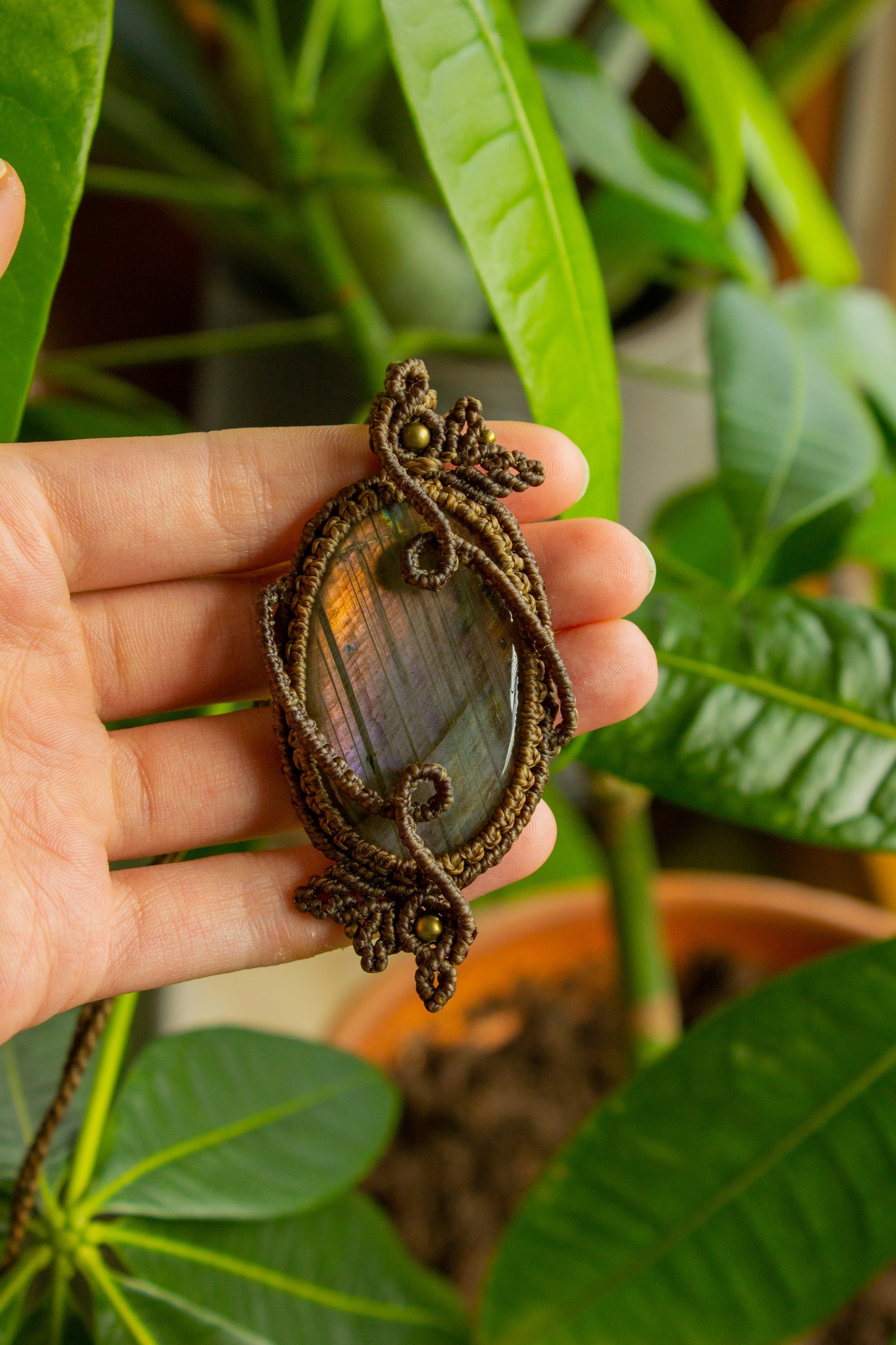 Kamelia • Purple Labradorite macrame necklace