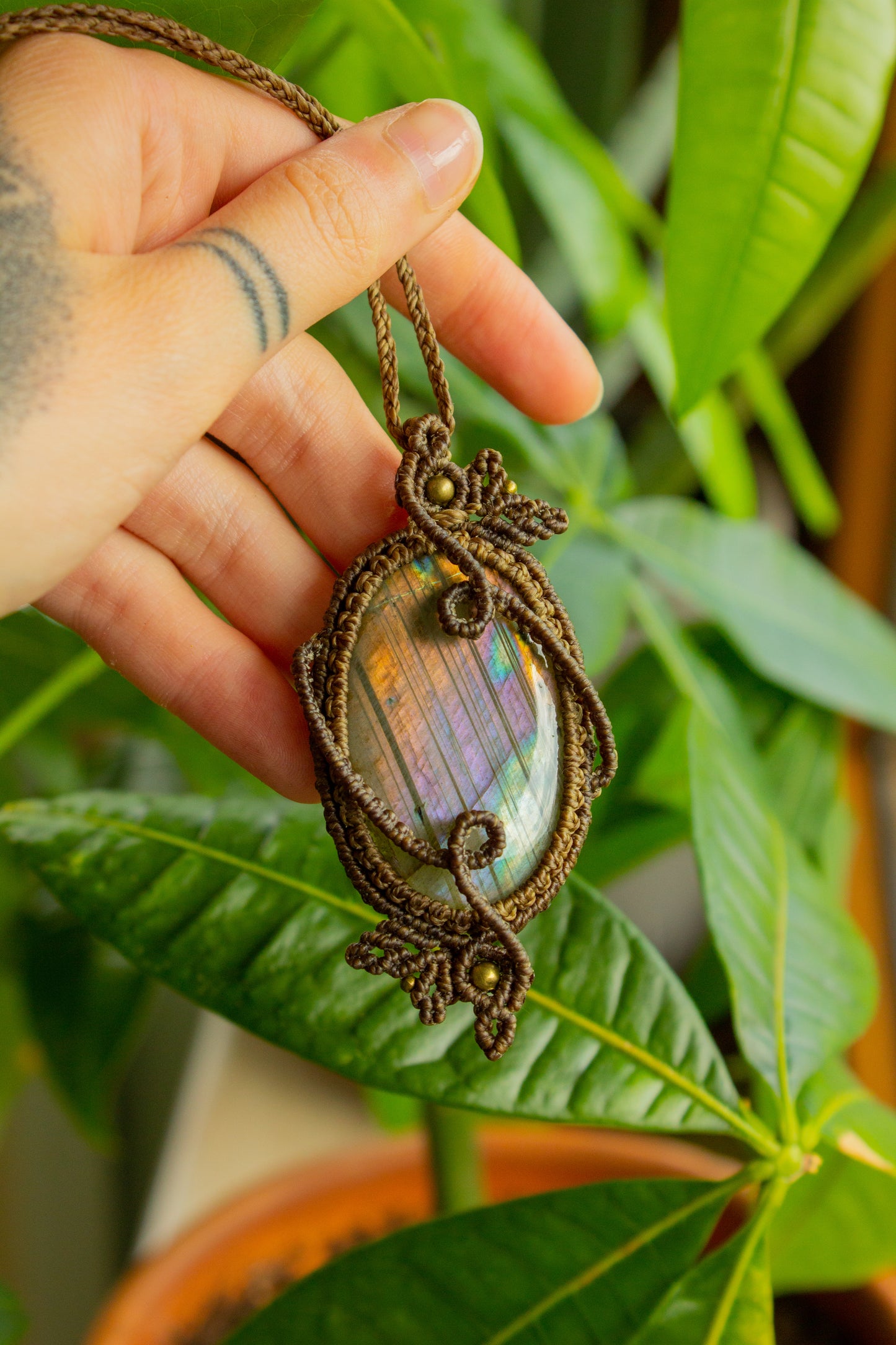 Kamelia • Purple Labradorite macrame necklace