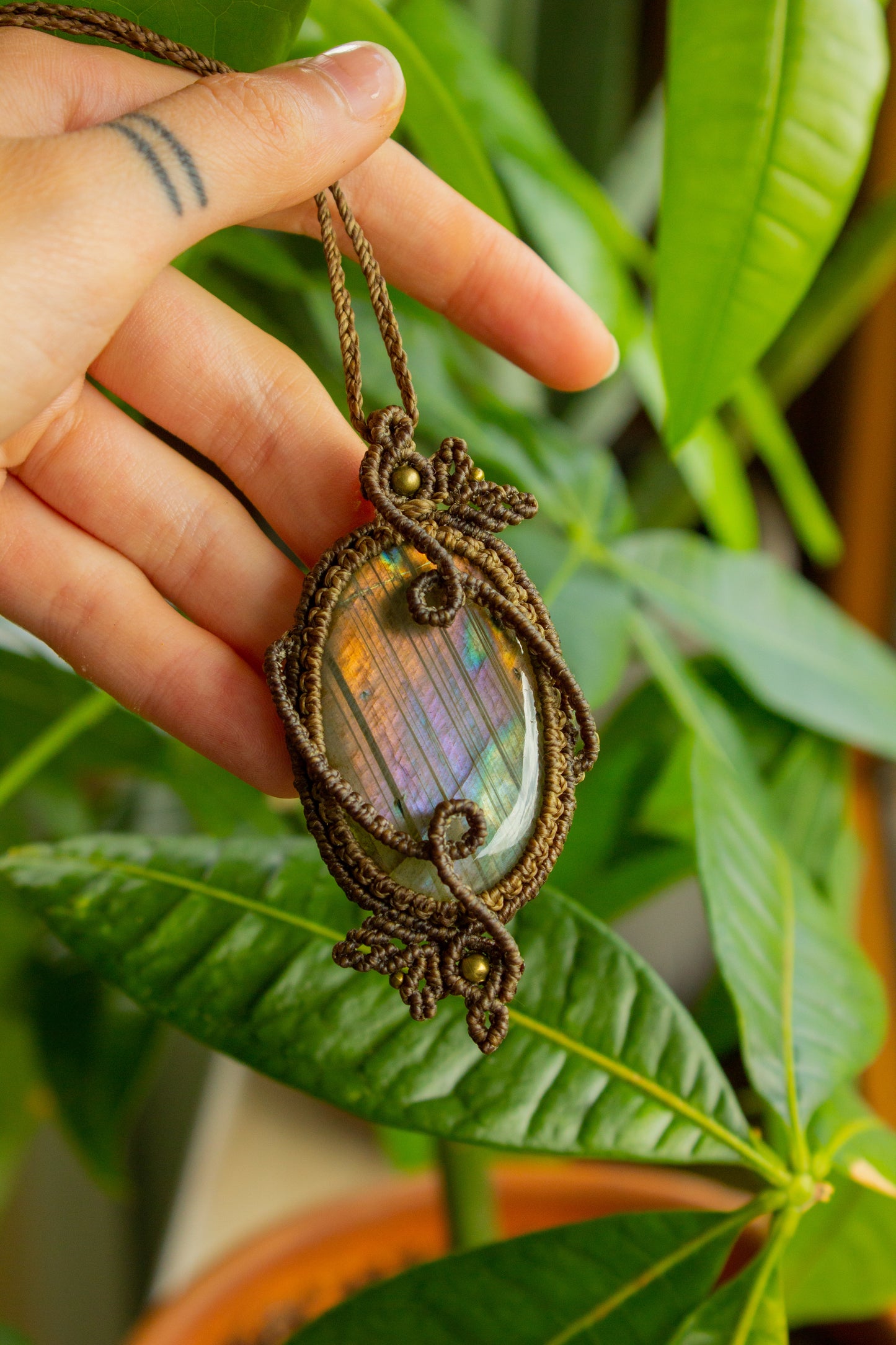Kamelia • Purple Labradorite macrame necklace