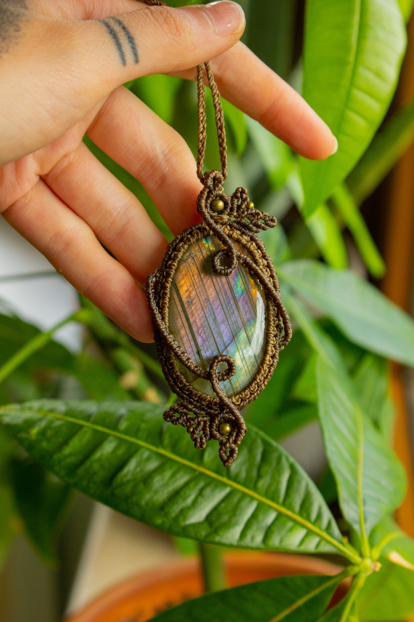 Kamelia • Purple Labradorite macrame necklace