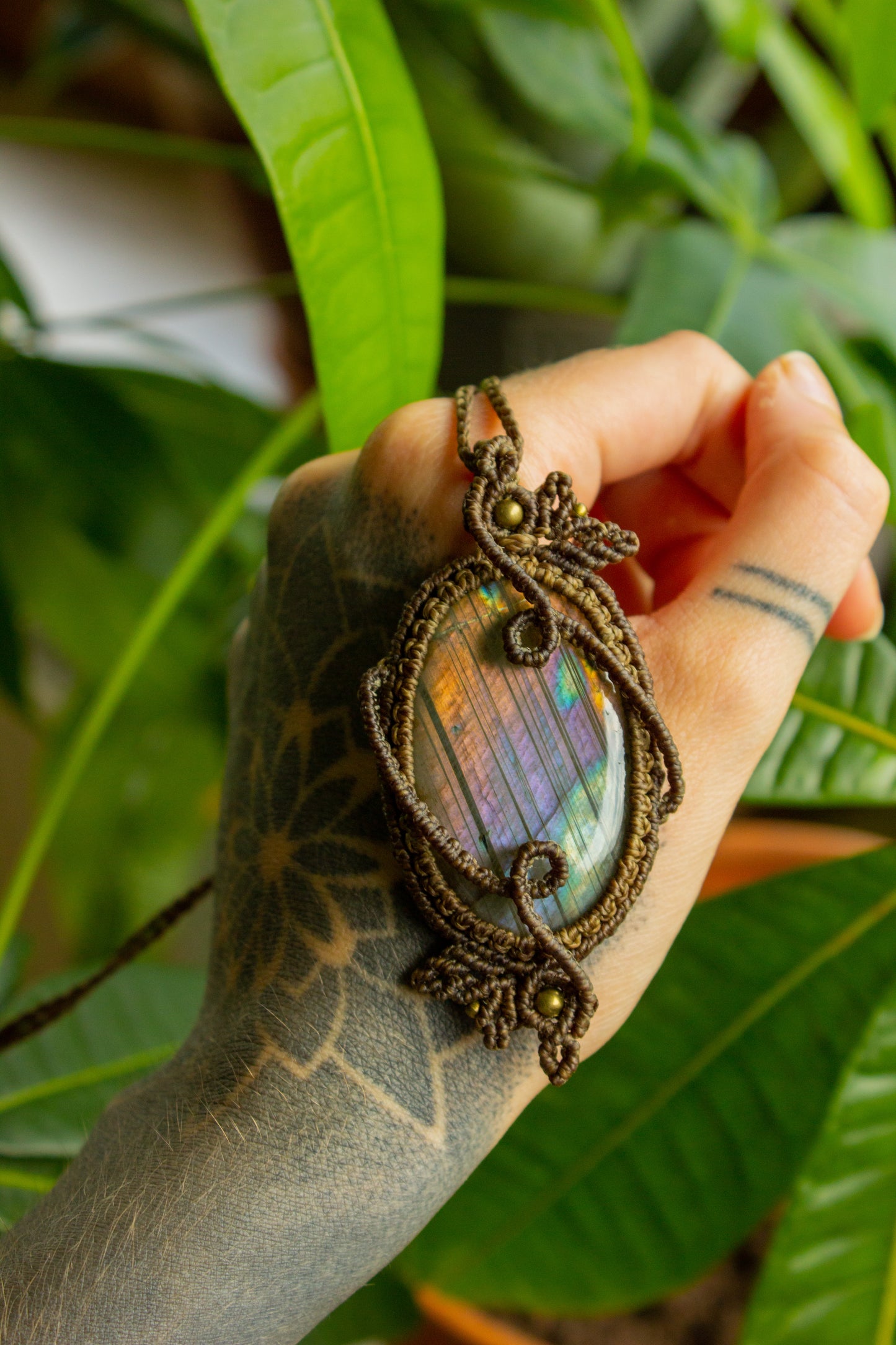 Kamelia • Purple Labradorite macrame necklace