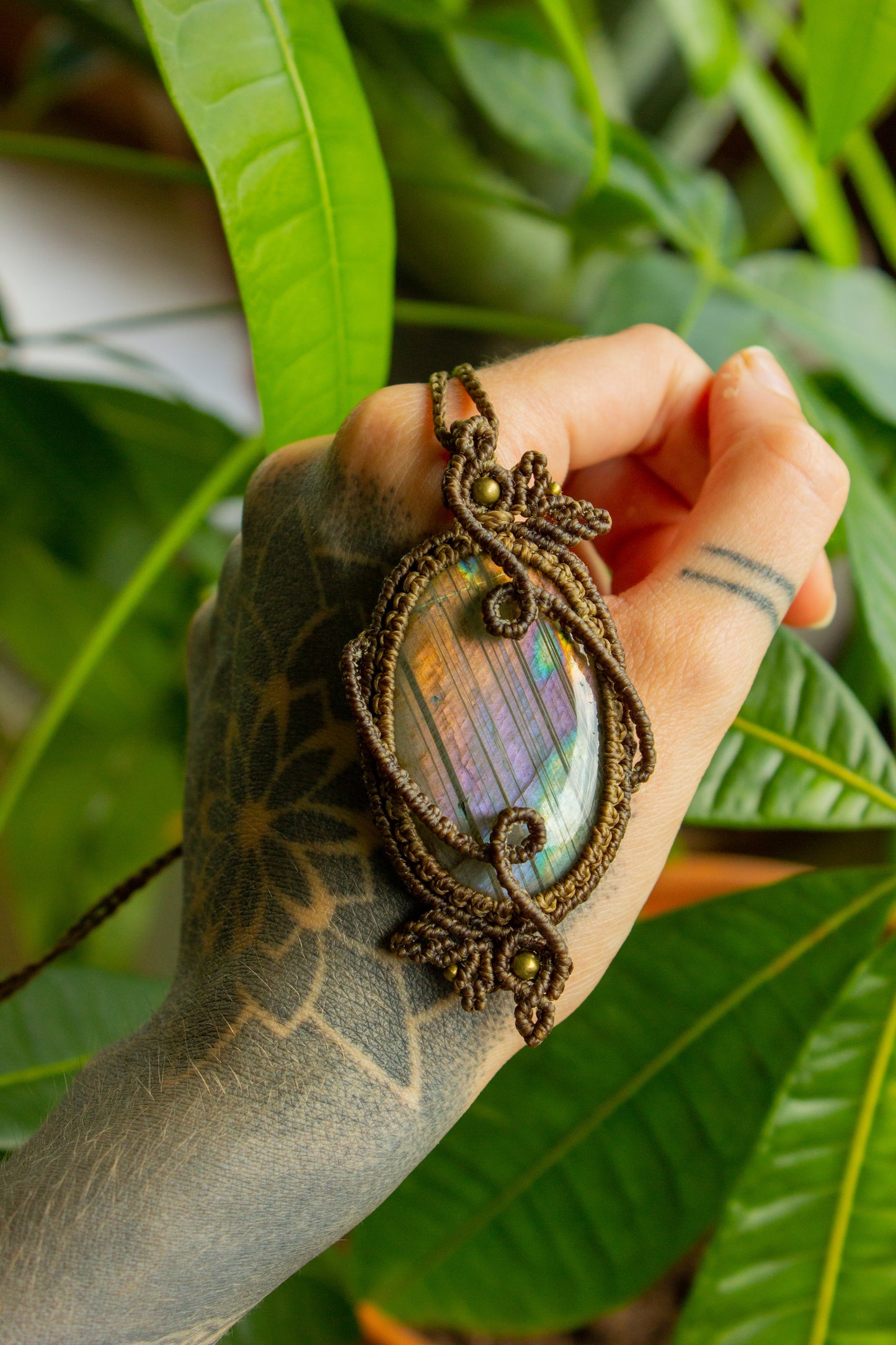 Kamelia • Purple Labradorite macrame necklace