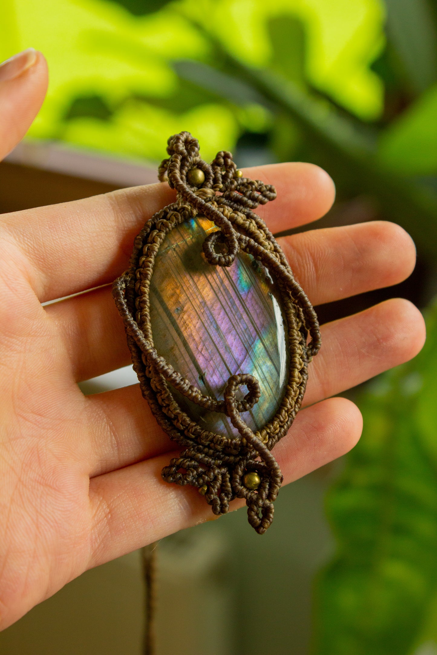 Kamelia • Purple Labradorite macrame necklace