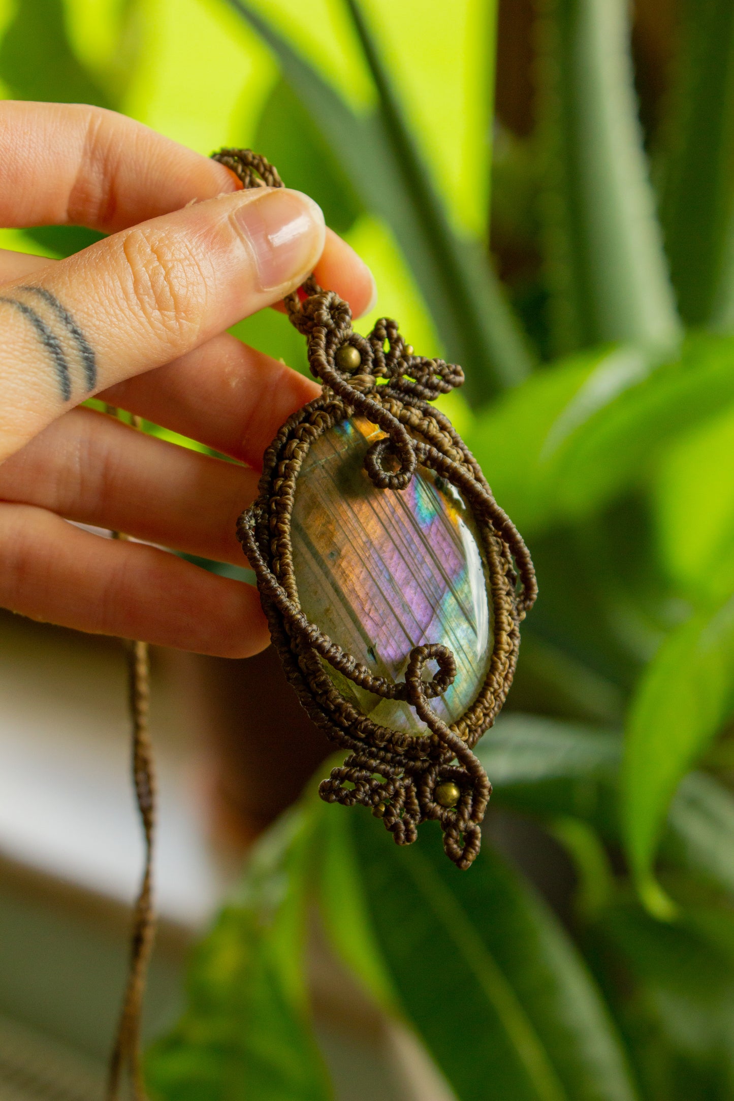 Kamelia • Purple Labradorite macrame necklace