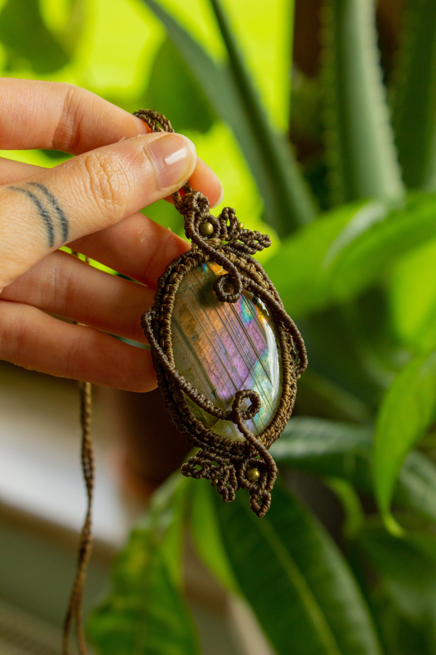 Kamelia • Purple Labradorite macrame necklace
