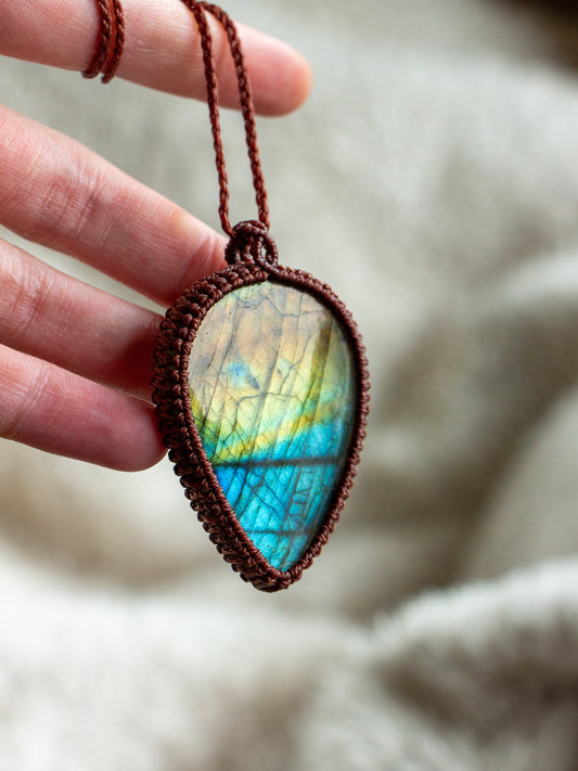 ~ affordables ~ Labradorite macrame necklace