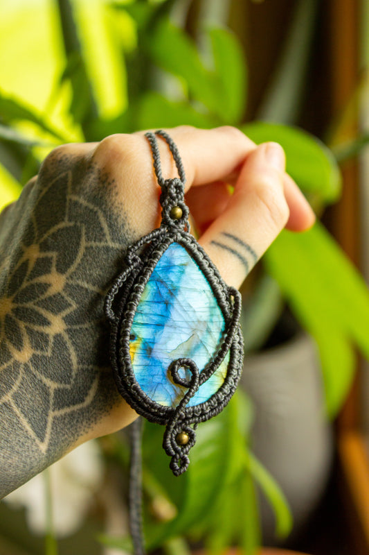 Delilah • Labradorite macrame necklace