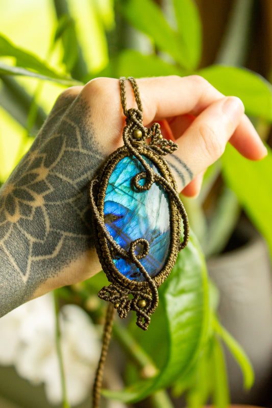 Alice • Labradorite macrame necklace