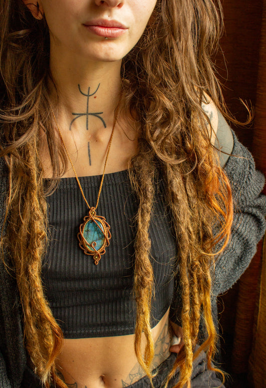 Amalia • Labradorite macrame necklace