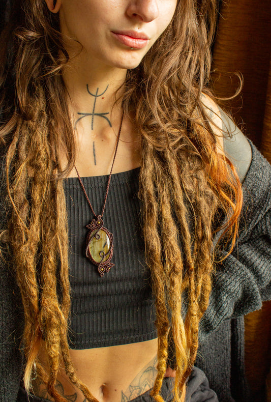 Kamelia • Labradorite macrame necklace