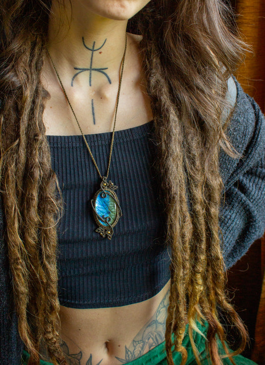 Kamelia • Labradorite macrame necklace