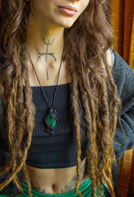 Alice • Malachite macrame necklace