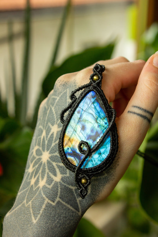 Quinn • Labradorite macrame necklace