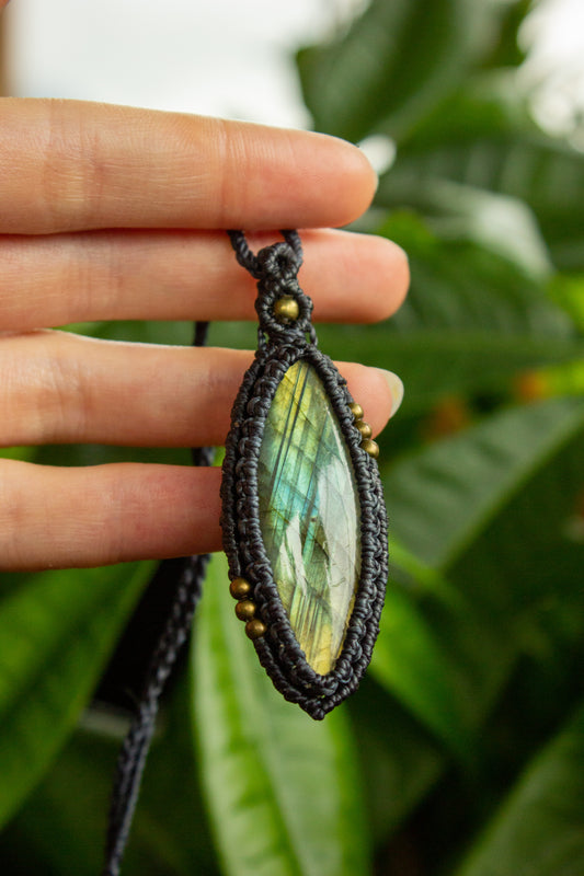 Laura • Labradorite macrame necklace