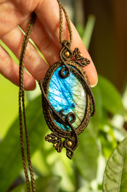 Kamelia • Labradorite macrame necklace