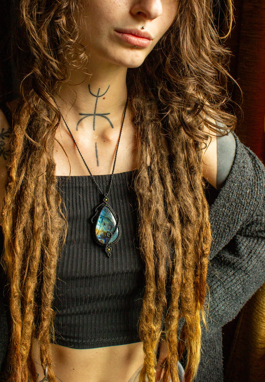 Quinn • Labradorite macrame necklace