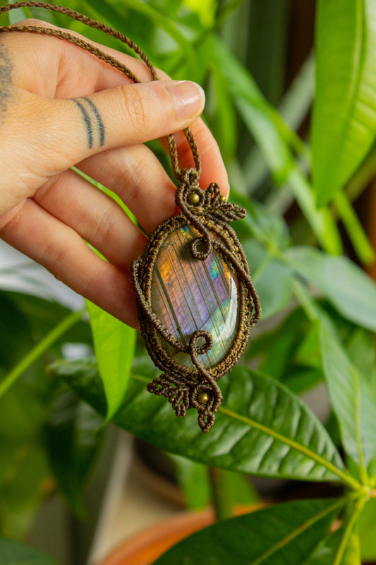 Kamelia • Purple Labradorite macrame necklace