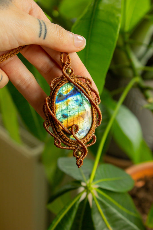Amalia • Labradorite macrame necklace